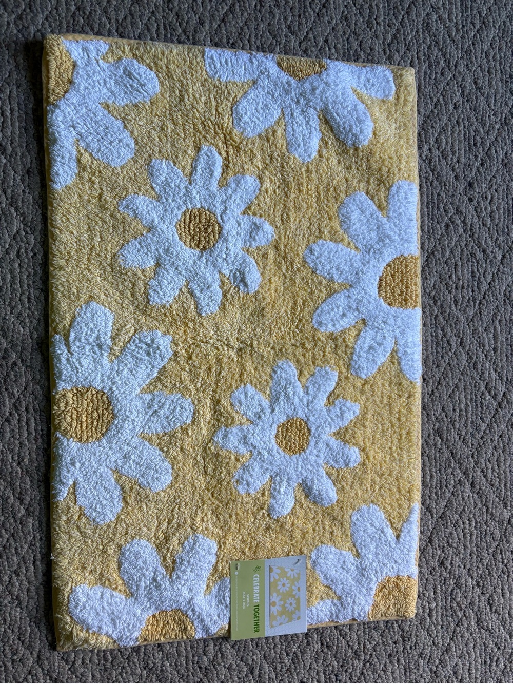 New Daisy Print Throw Rug - Picture 1 of 3